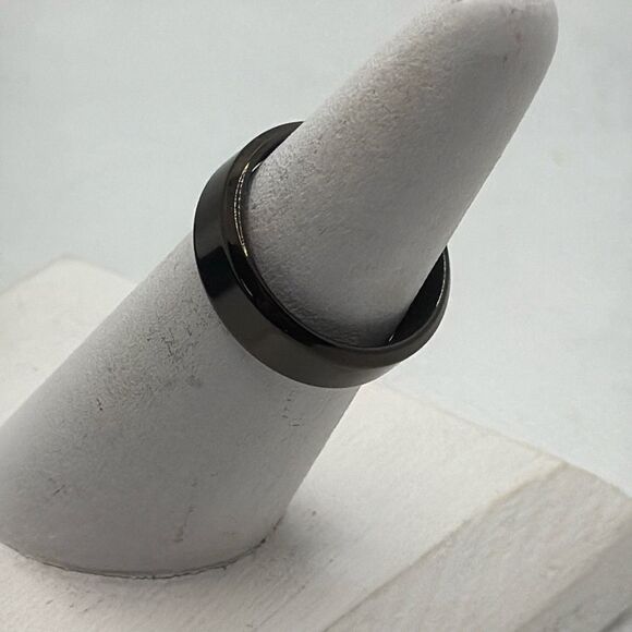 Brand New!! Size 5 1/2 Stainless steel plated beveled edge band/ring - Picture 2 of 4